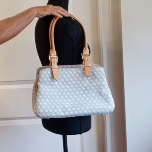 Dooney & Bourke Signature Buckle Satchel Tote w/wristlet. - Picture 7 of 16